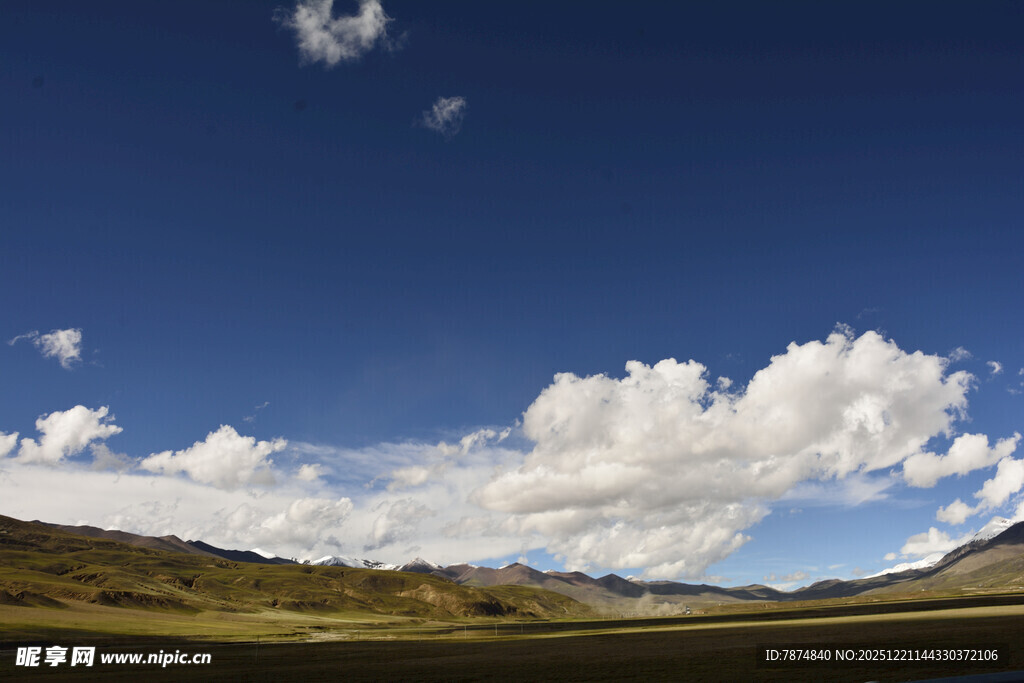 蓝天白云下的广袤原野