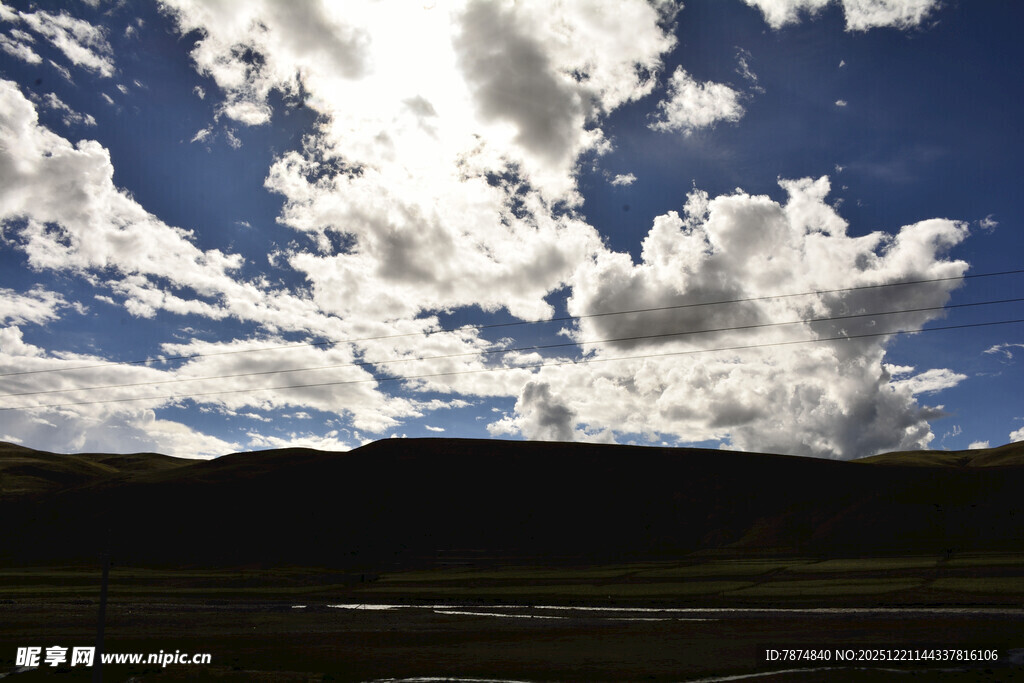 蓝天白云下的山峦风光