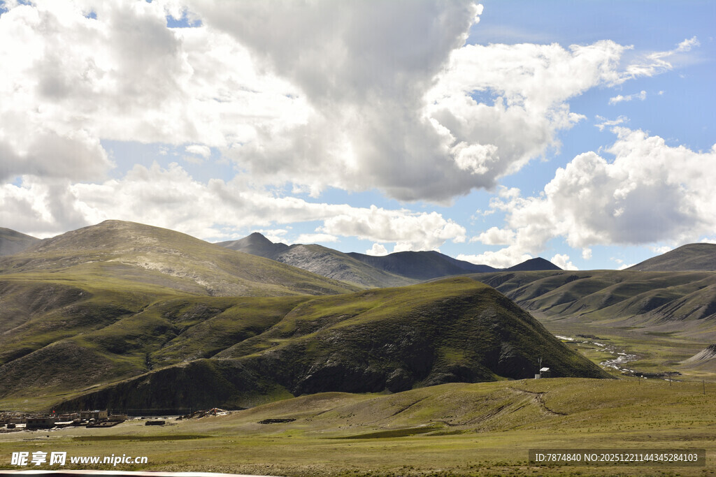 蓝天白云下的壮美山峦