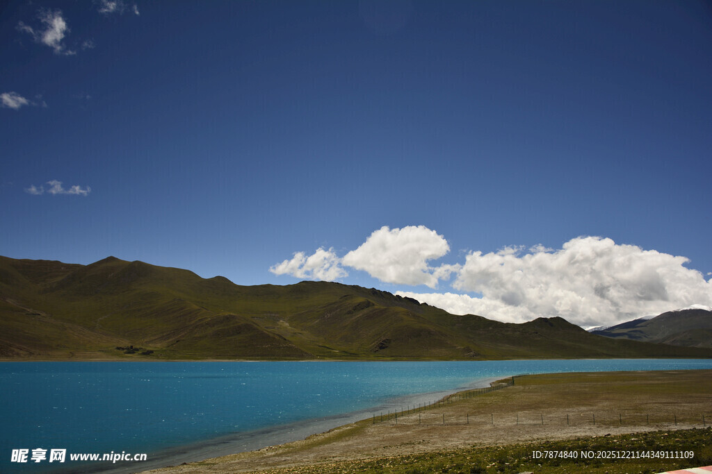湛蓝湖畔的壮美山水风光