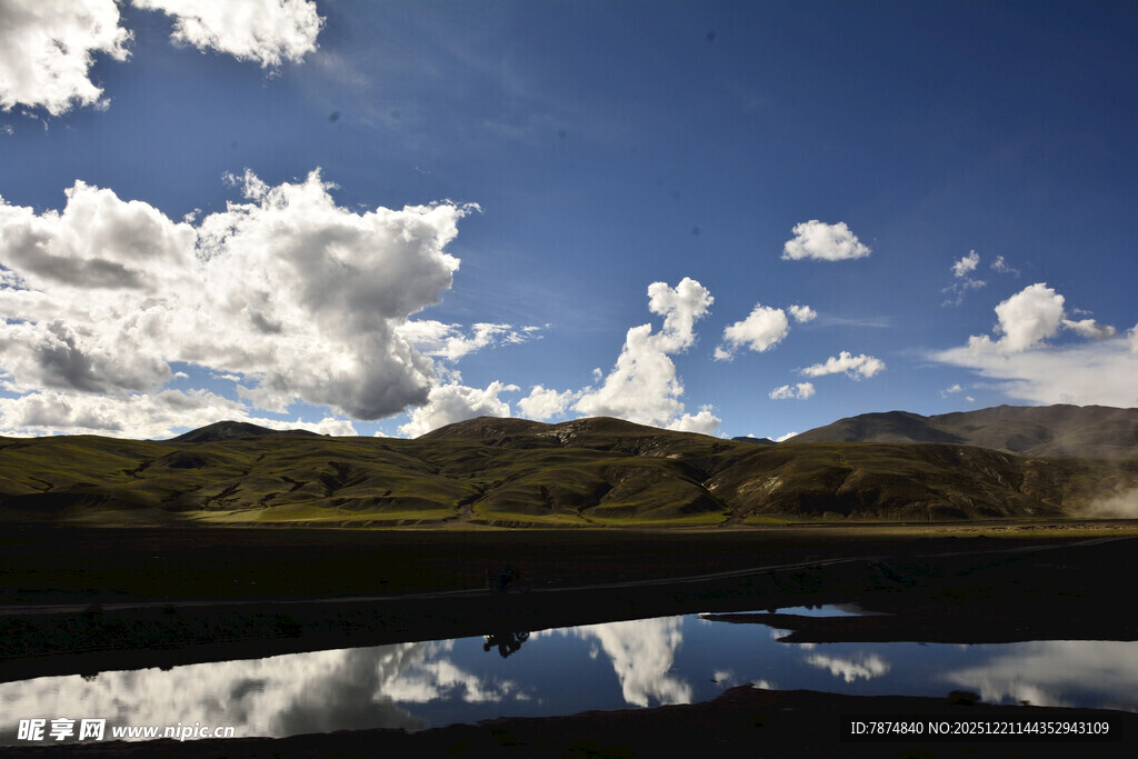 山间湖泊映蓝天白云