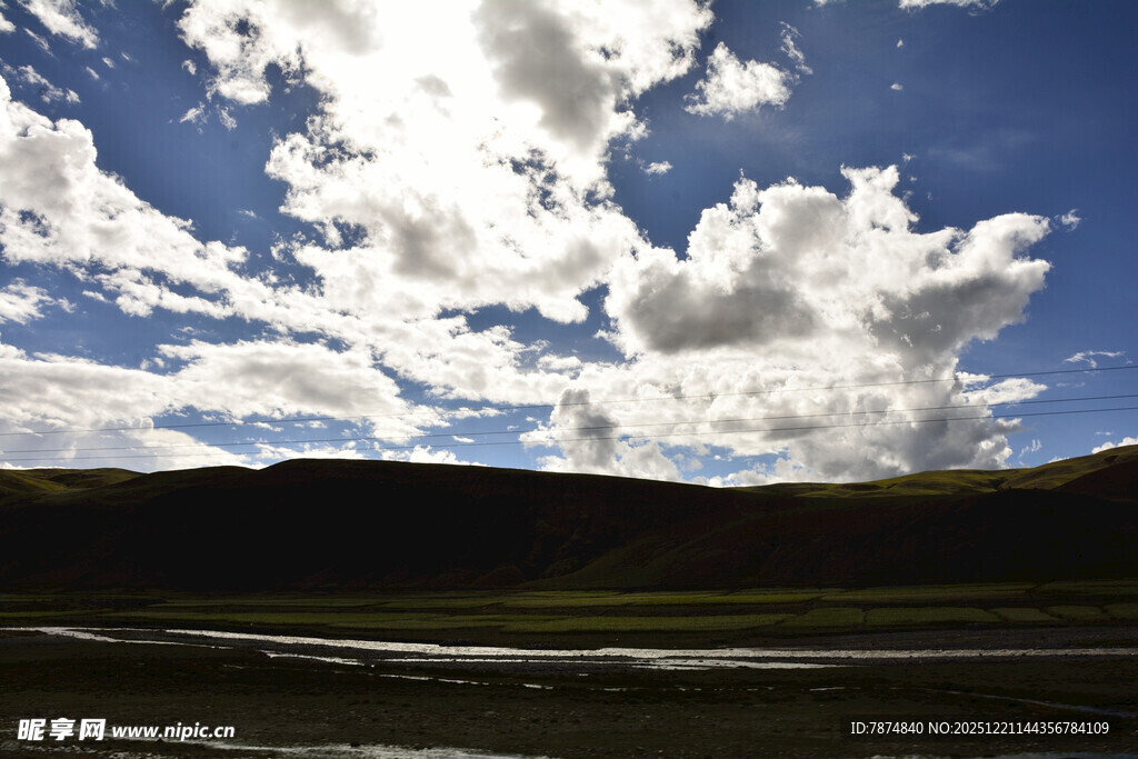 蓝天白云下的壮美山川