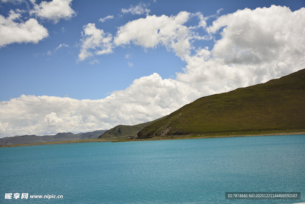 湛蓝湖畔的壮美风光