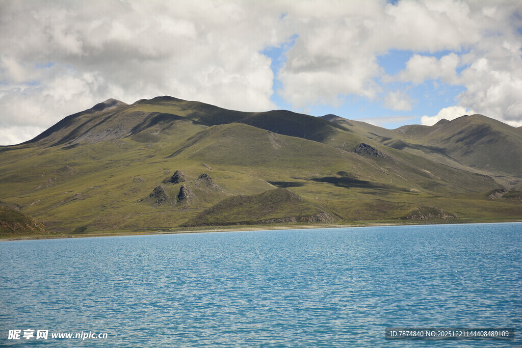 高山下的湛蓝湖泊