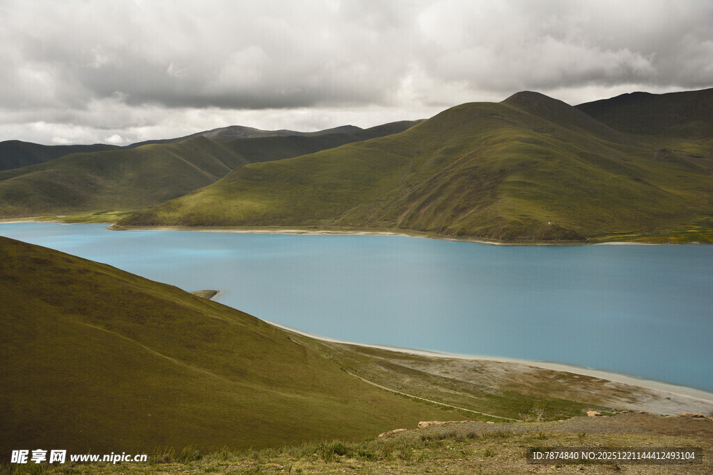 美丽湖畔青山环绕景色
