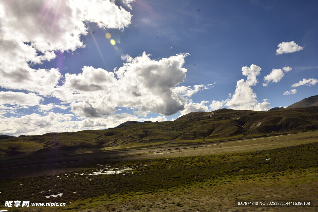 蓝天白云下的山野风光