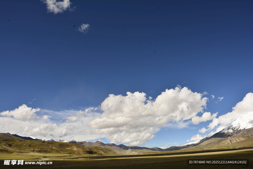 蓝天白云下的广袤原野