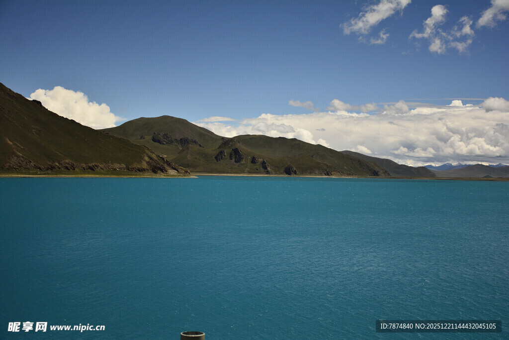 碧蓝湖水与远山美景