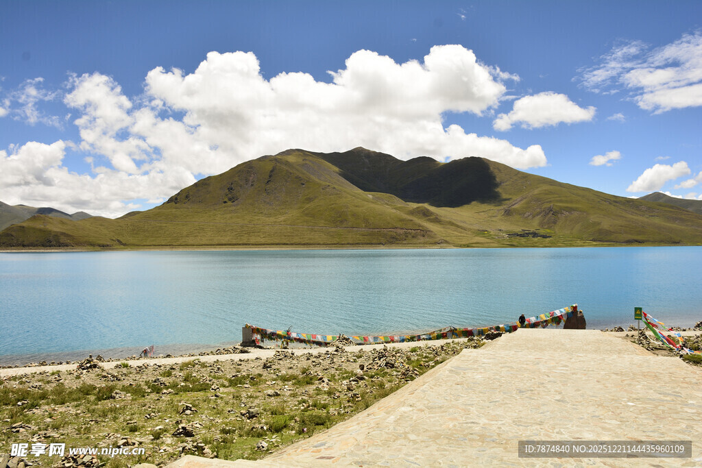 湖畔美景 远山相伴