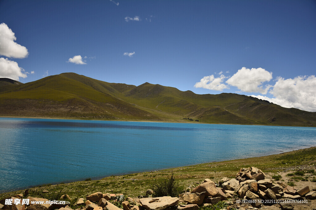 湛蓝湖畔的壮美自然风光