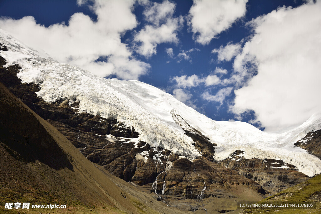 雪山蓝天壮丽自然景观