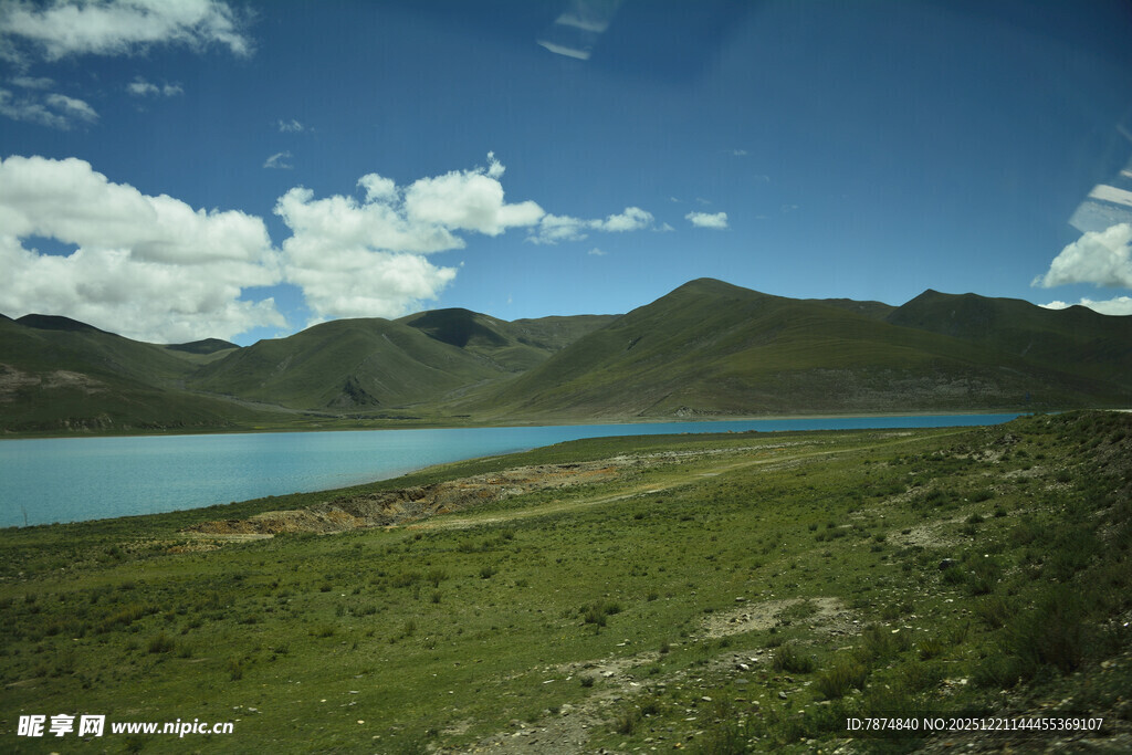 蓝天碧水间的美丽草原风光