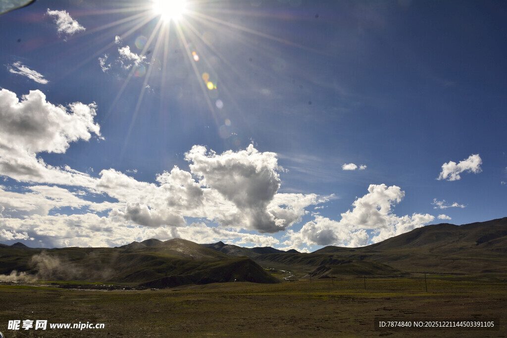 蓝天白云下的广袤山野