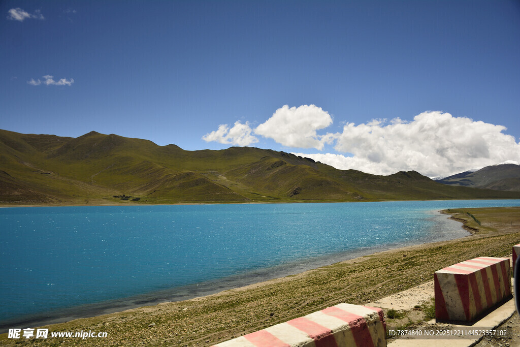 美丽蓝湖与远山相映