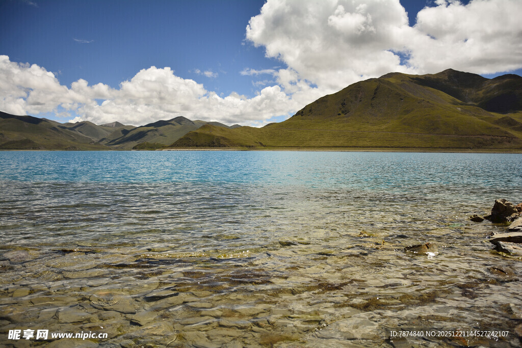 清澈湖水与远处山峦美景