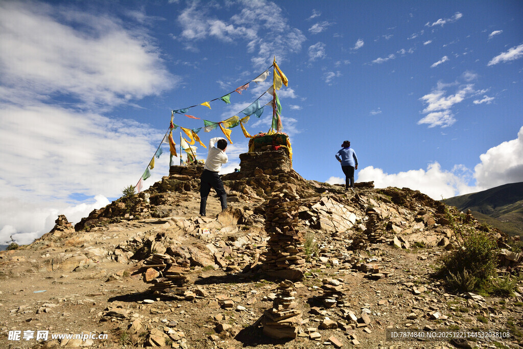 山顶经幡堆 藏地风情景