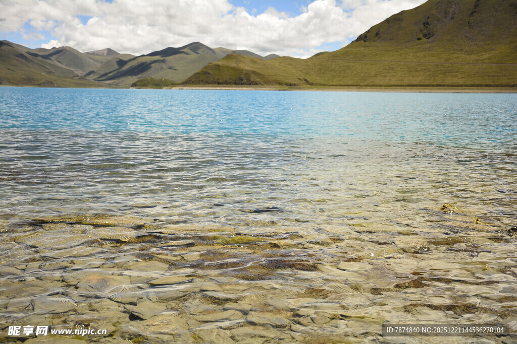 清澈湖水与远处山峦美景