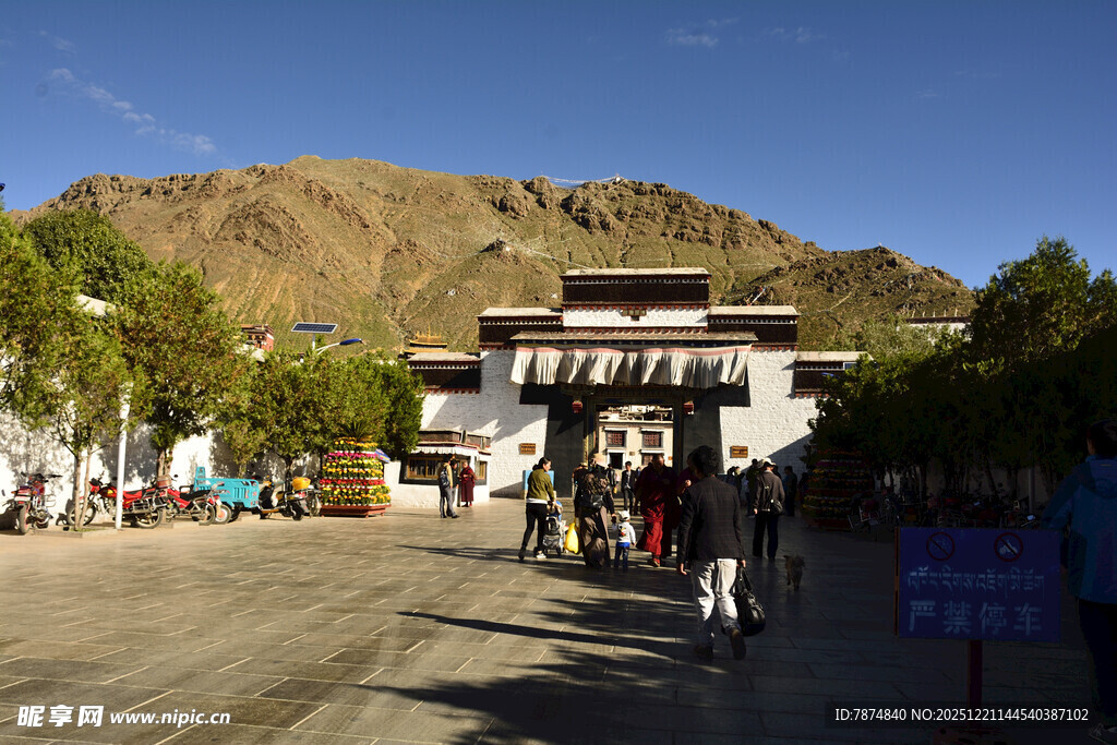 黄昏下的村落入口景象