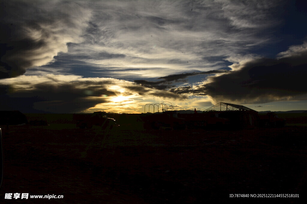 日落时分的壮丽云层景观
