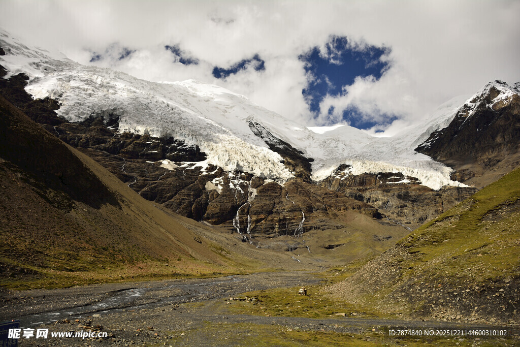 山间公路与壮丽雪山景观