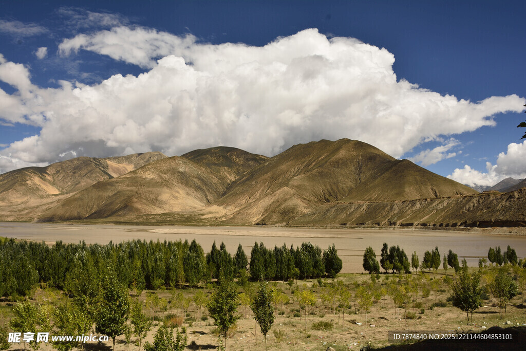 壮丽山景与蓝天白云绿树