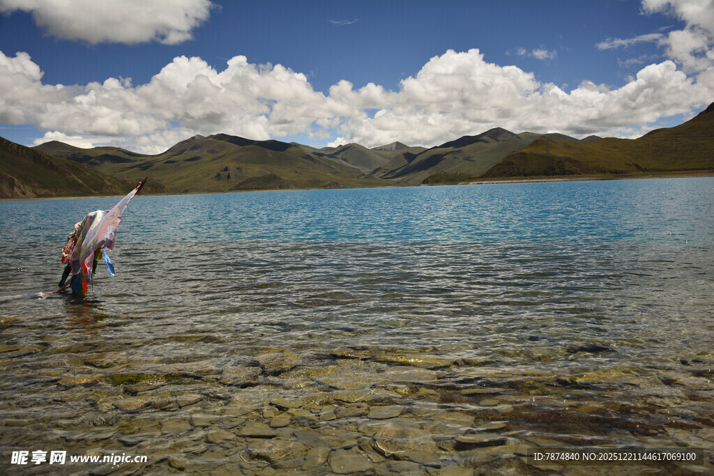 人在清澈湖水中漫步