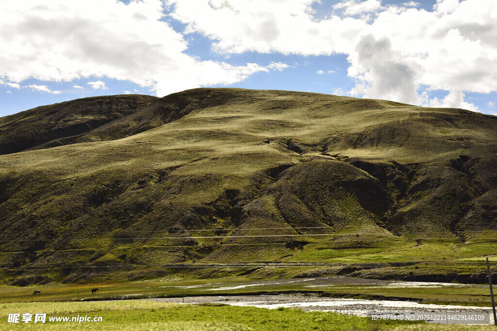 草原山丘间的美丽风光