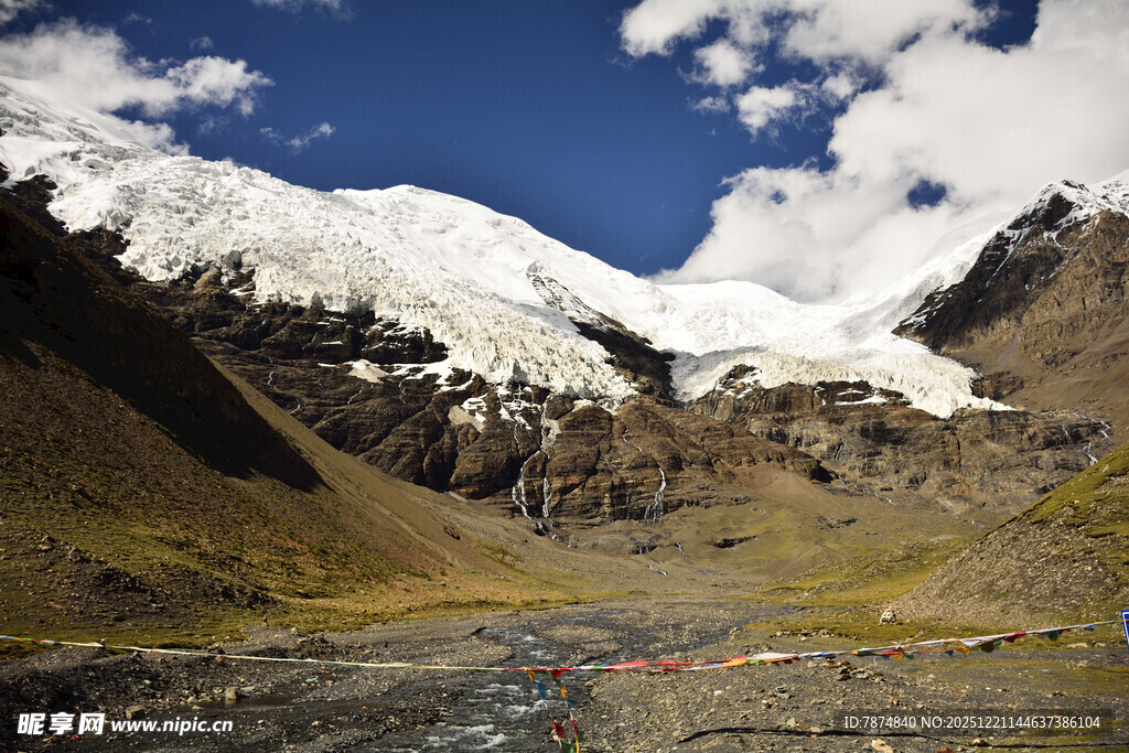 雪山下的河谷风光