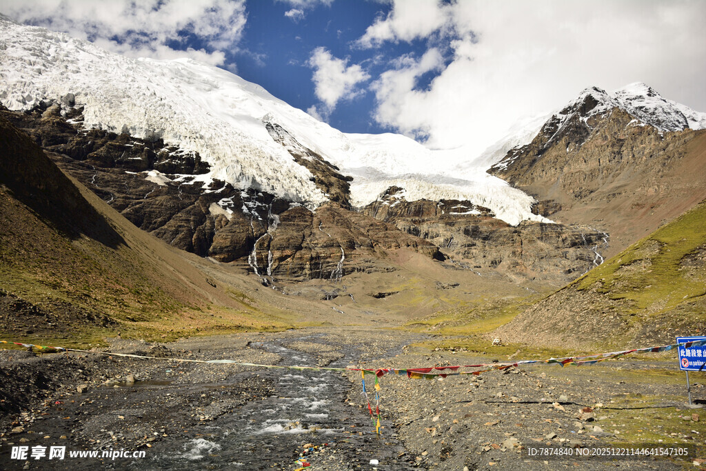 雪山下的山谷溪流景观