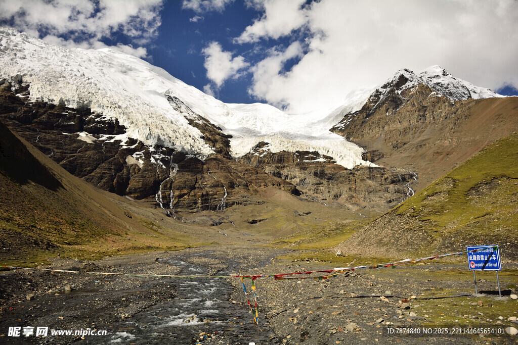 雪山下的清澈溪流景观