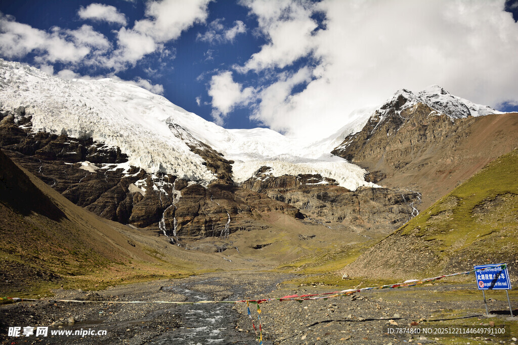 雪山下的静谧河谷