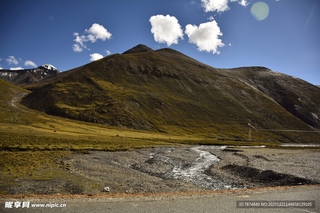 山间公路旁的秀丽风景