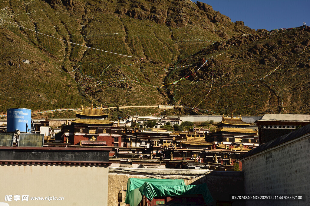 山间藏式村落景观
