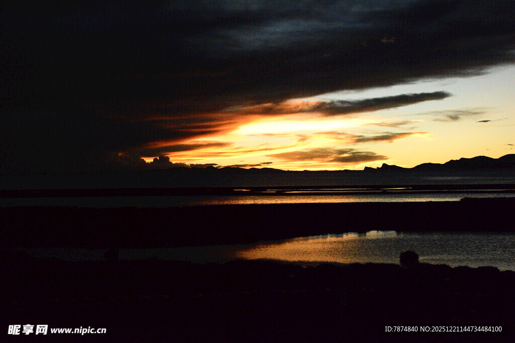 日落时分的水面与天空美景