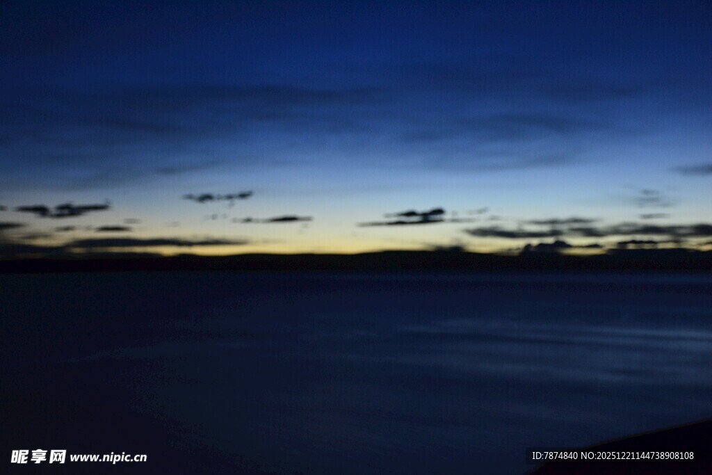 黄昏下的宁静海面