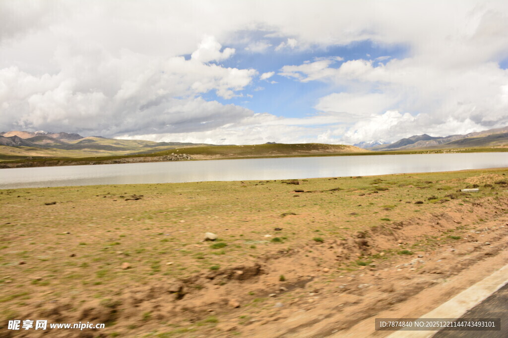 草原公路旁的辽阔湖泊