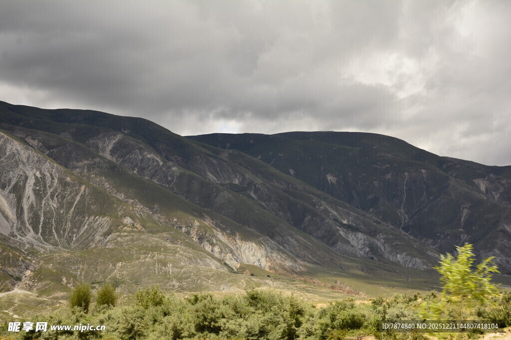 山峦云海间的翠绿景致