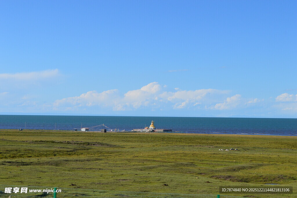 草原尽头的辽阔蓝色天际