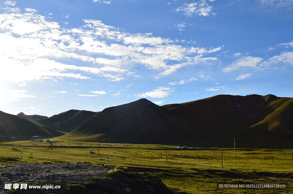 草原山峦间的晴朗风光