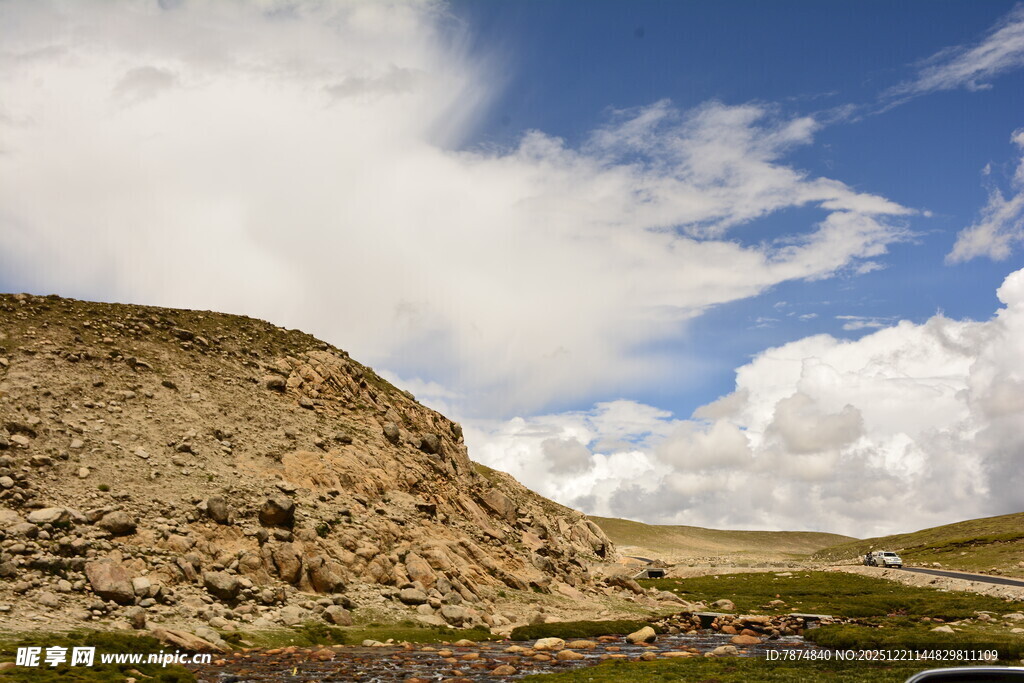 蓝天白云下的山丘风光