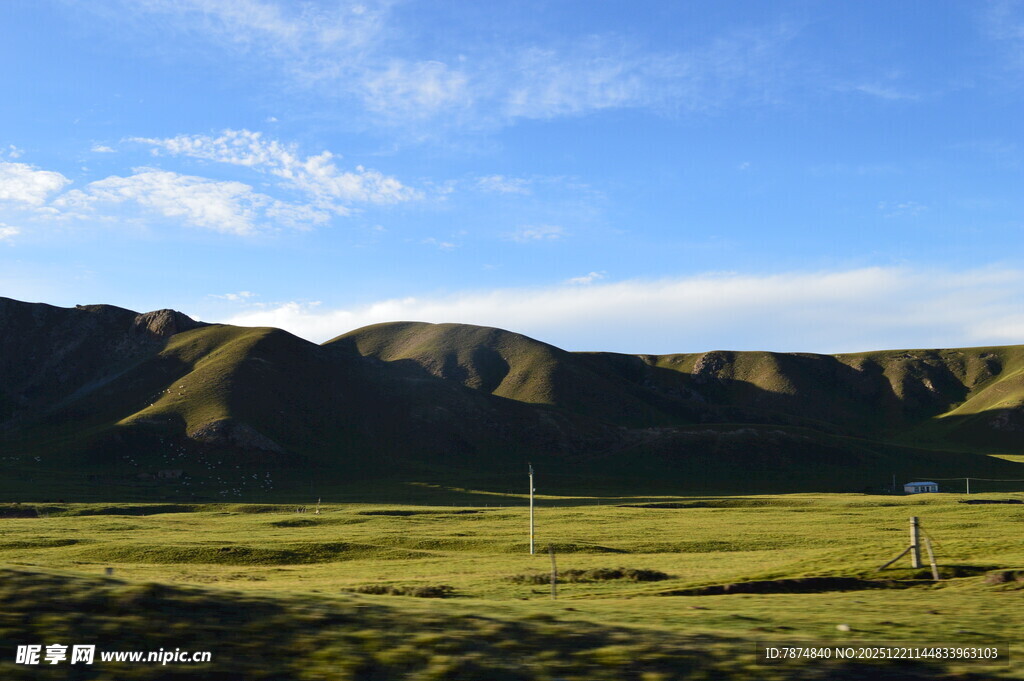 草原山峦蓝天美景