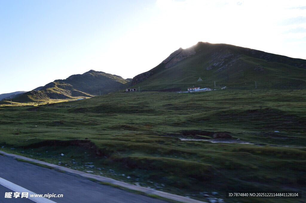 公路旁的青山美景