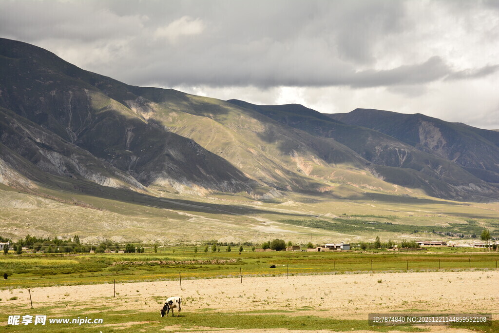 草原远山风景图