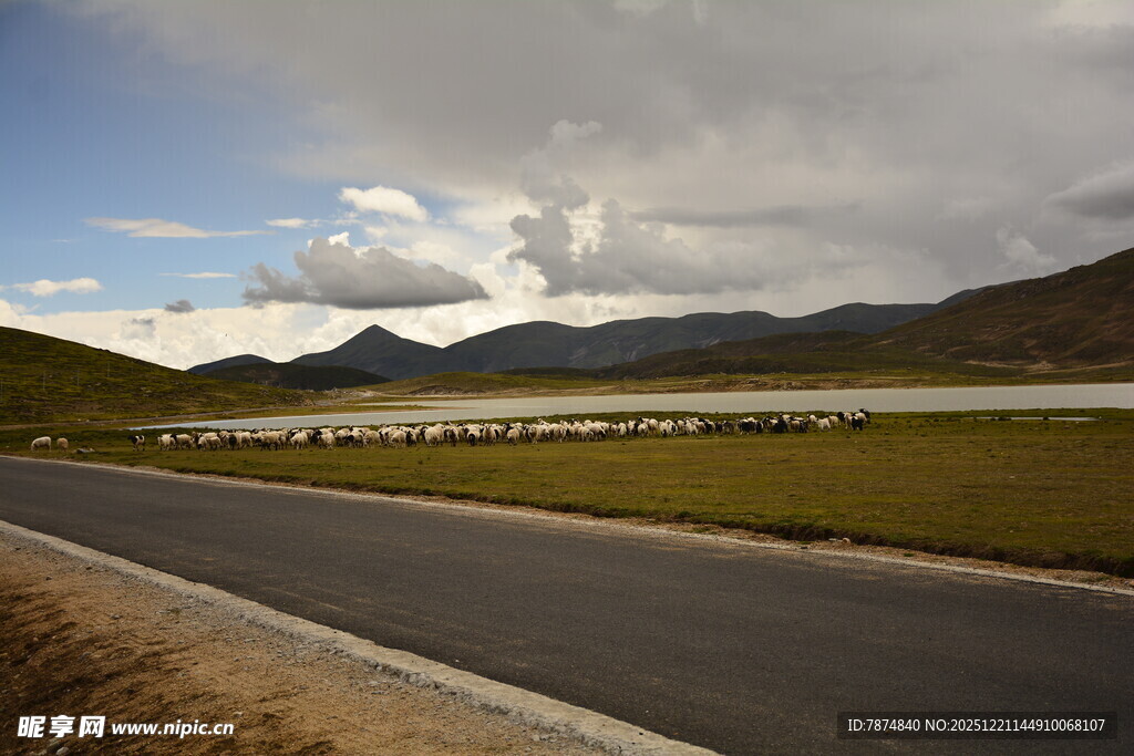 草原公路旁的壮丽山水景