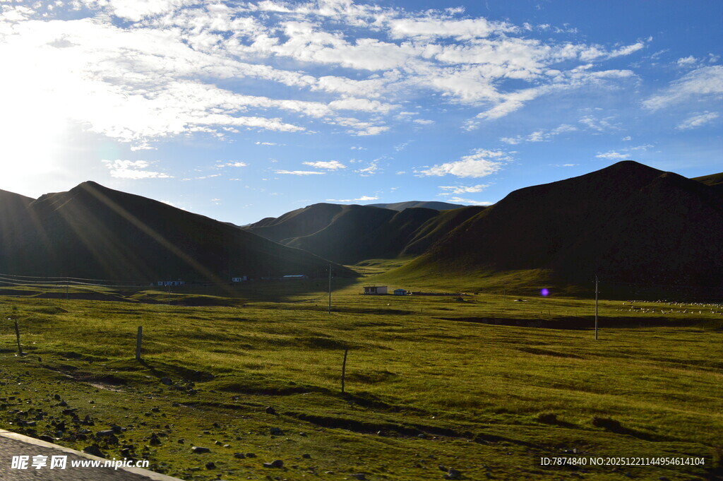 草原山峦间的美丽风光