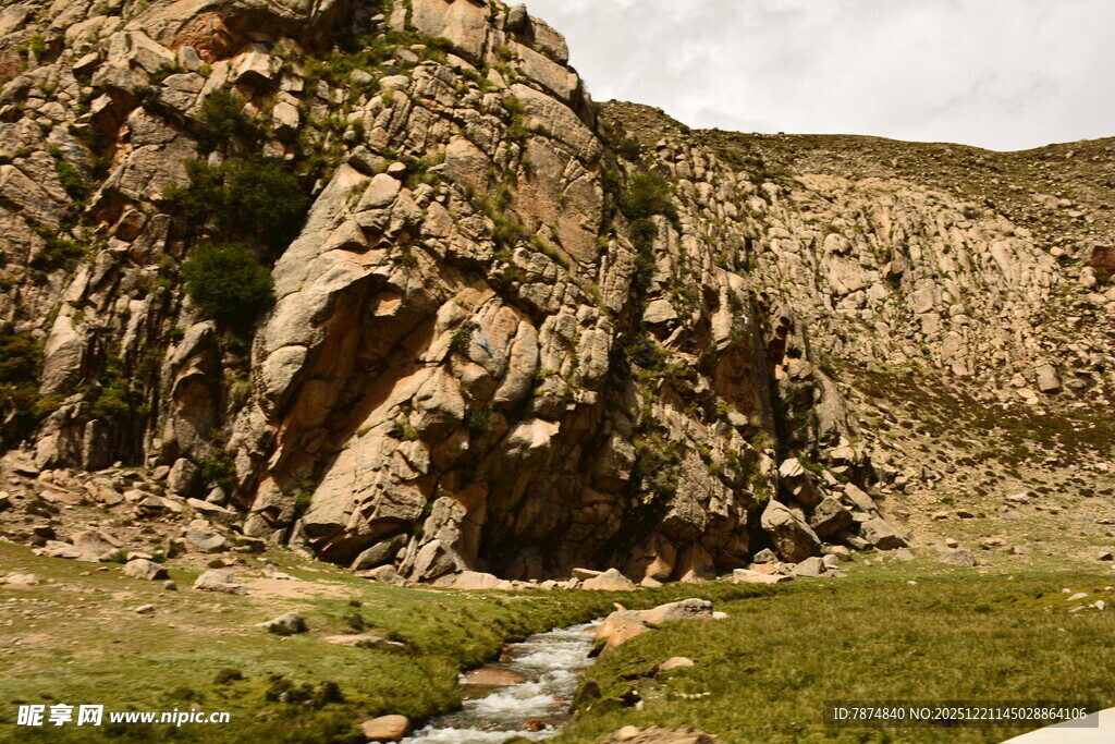 山间溪流旁的嶙峋岩石