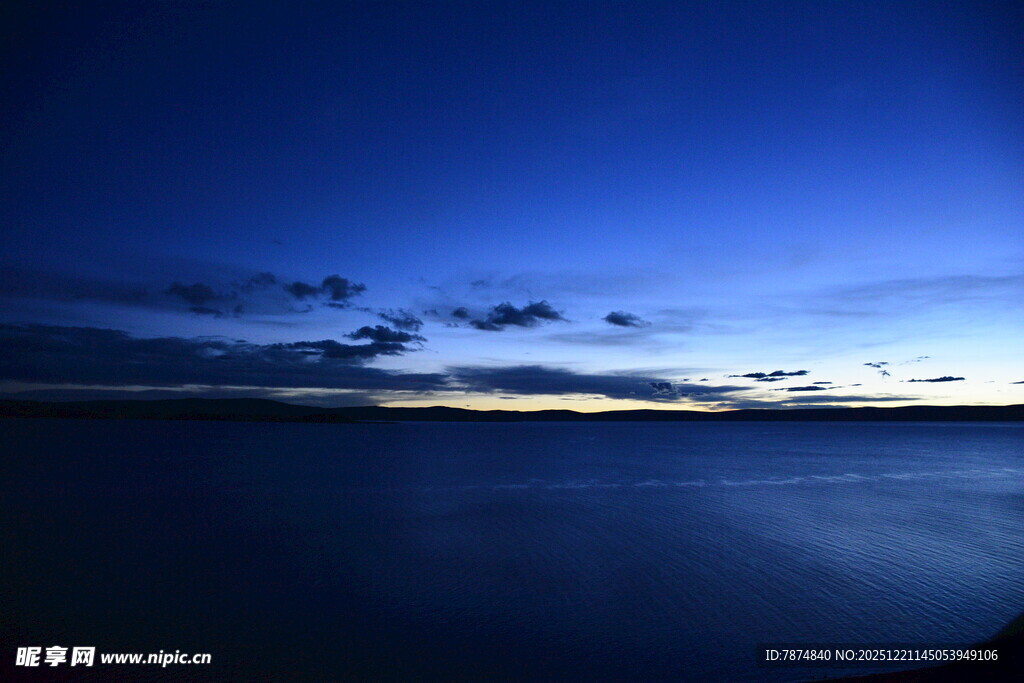 静谧黄昏下的广阔海面