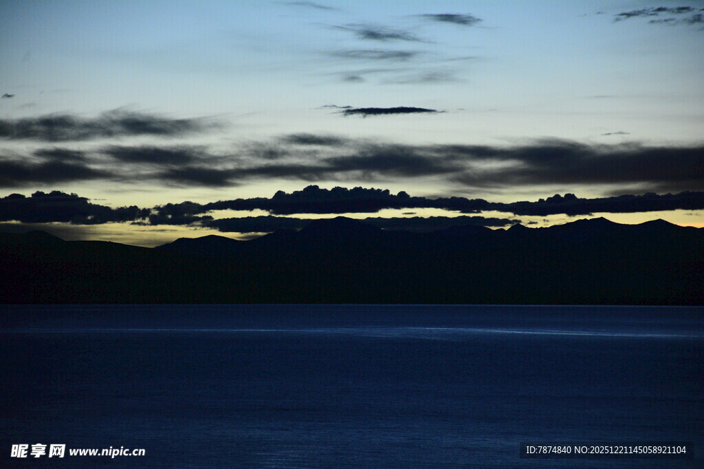 黄昏时分的宁静湖面
