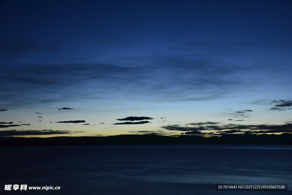 夜幕下的宁静海面