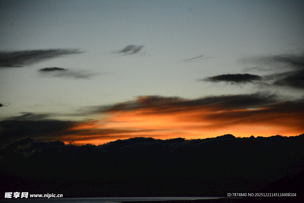 日落时分的绚烂天际
